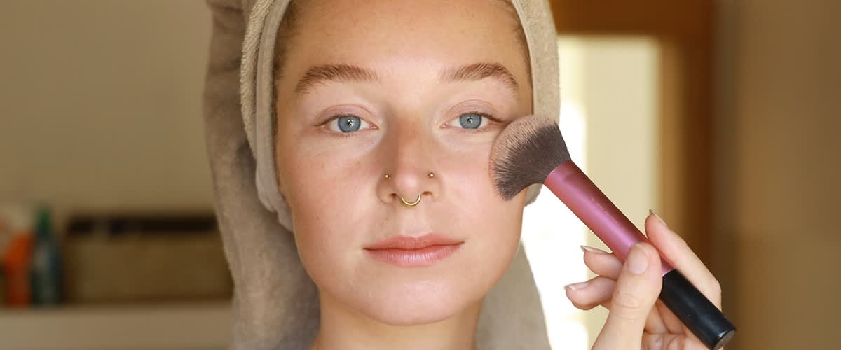 Frau trägt Puder auf