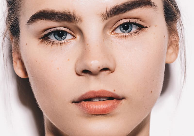 Mädchen mit dichten Augenbrauen