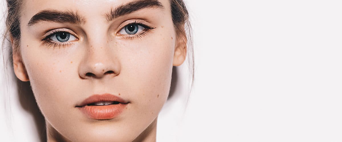 Mädchen mit dichten Augenbrauen