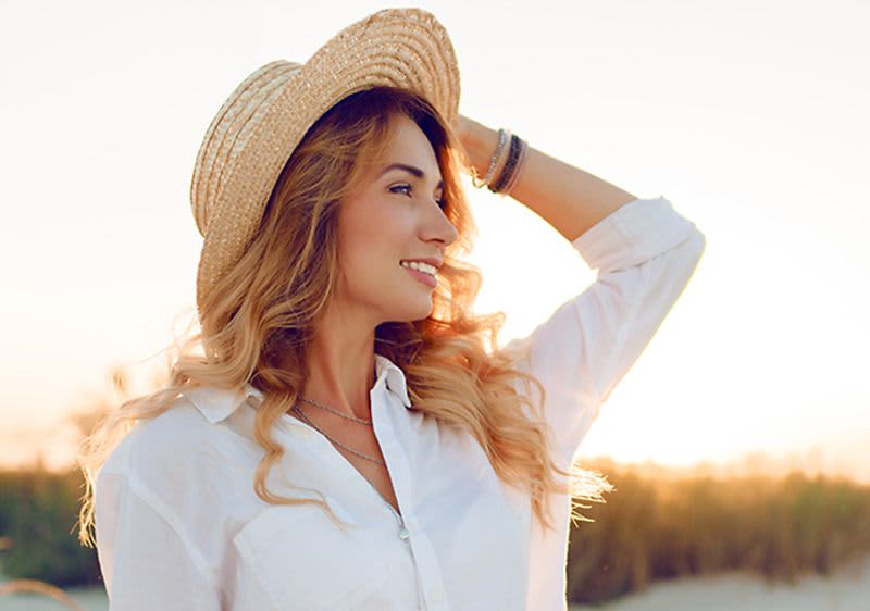 Frau lacht in Kamera