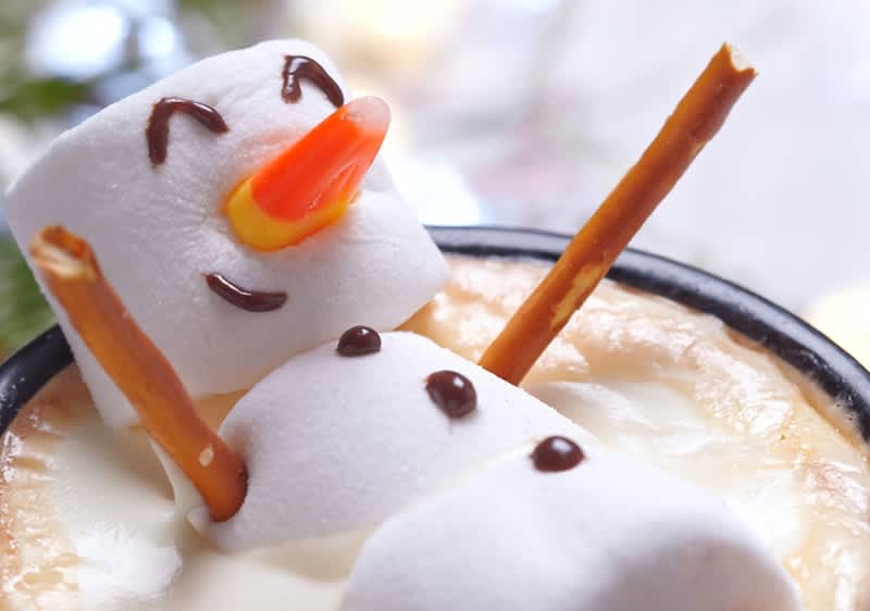 Marshmallow-Schneemann in heißer Schokolade