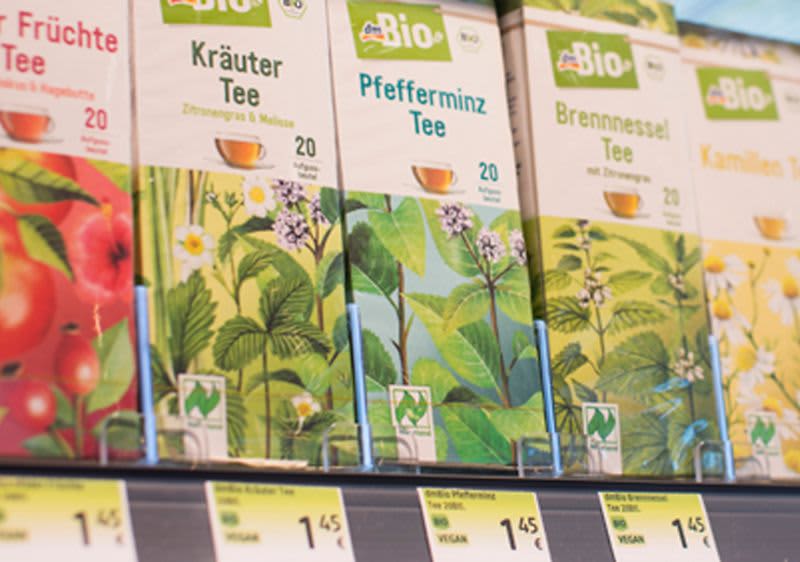 dmBio Tees im Regal.