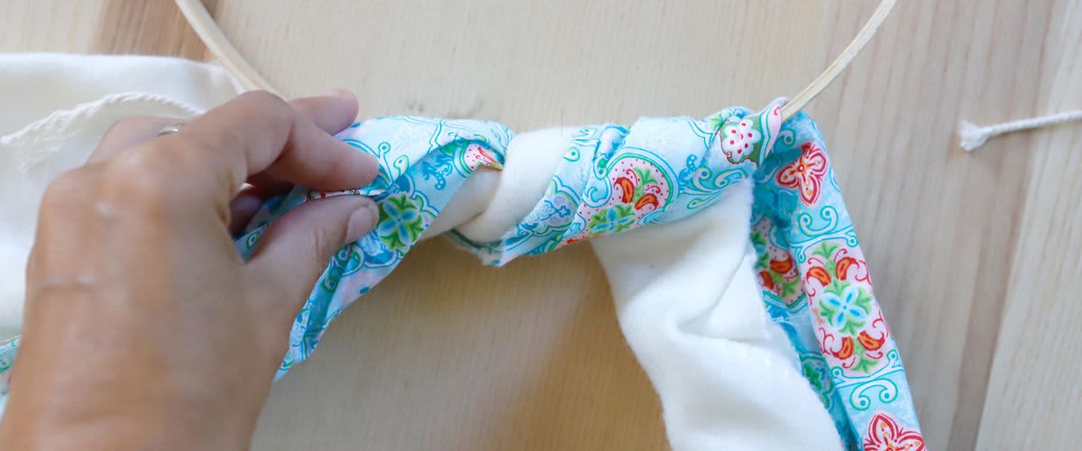 Tücher werden um den Ring gebunden