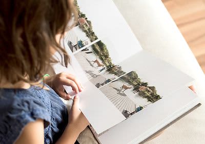Kind mit Fotobuch