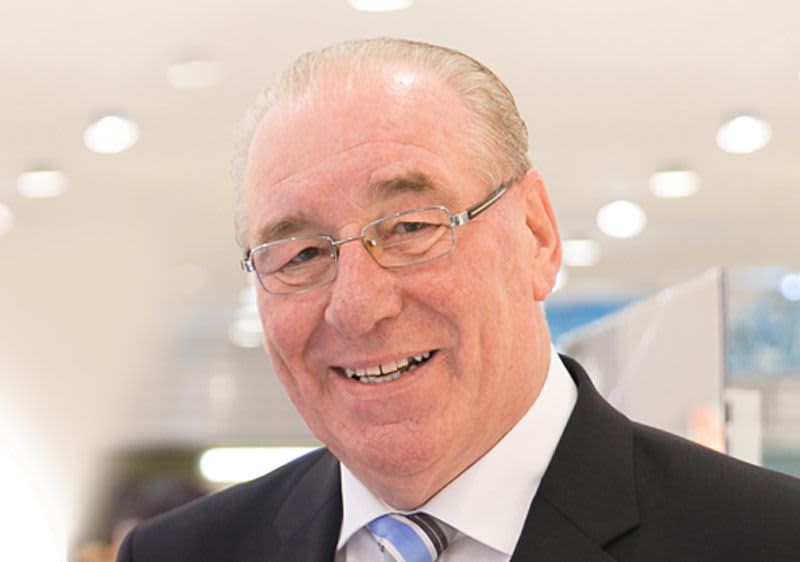 Menschen warten neugierig vor der ersten dm Filiale in Linz.