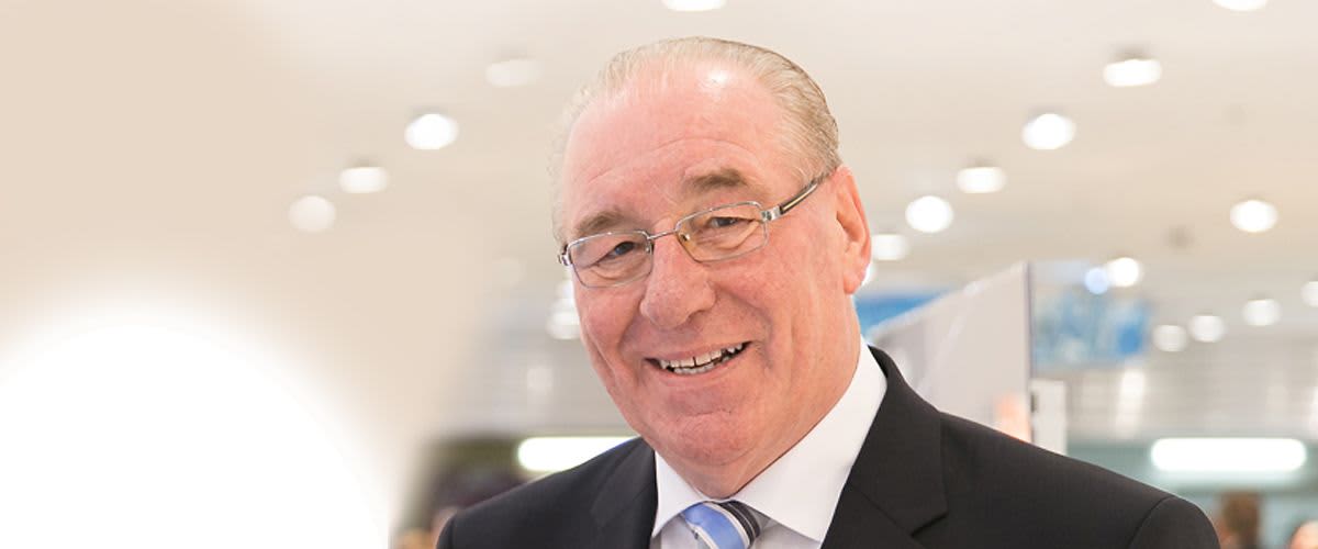 Menschen warten neugierig vor der ersten dm Filiale in Linz.