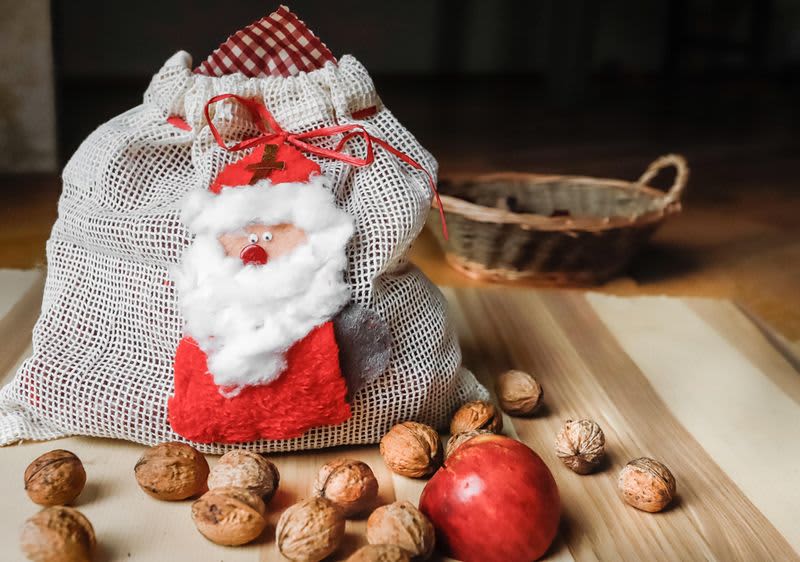 Nikolaussackerl mti Nüssen und Apfel