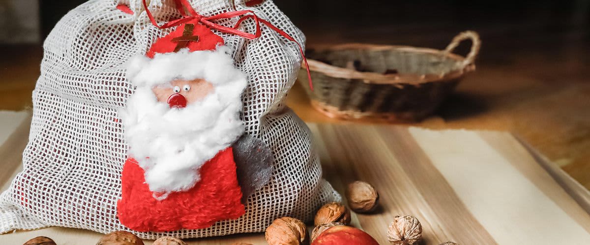 Nikolaussackerl mti Nüssen und Apfel