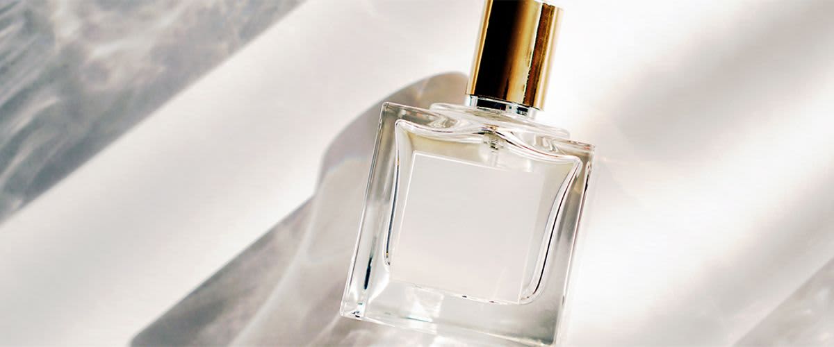 Frau vor rosa Tüchern