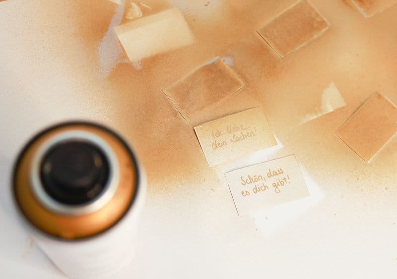 Lackdose, besprühte Zettelchen