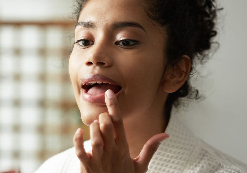 Frau mit trockenen Lippen