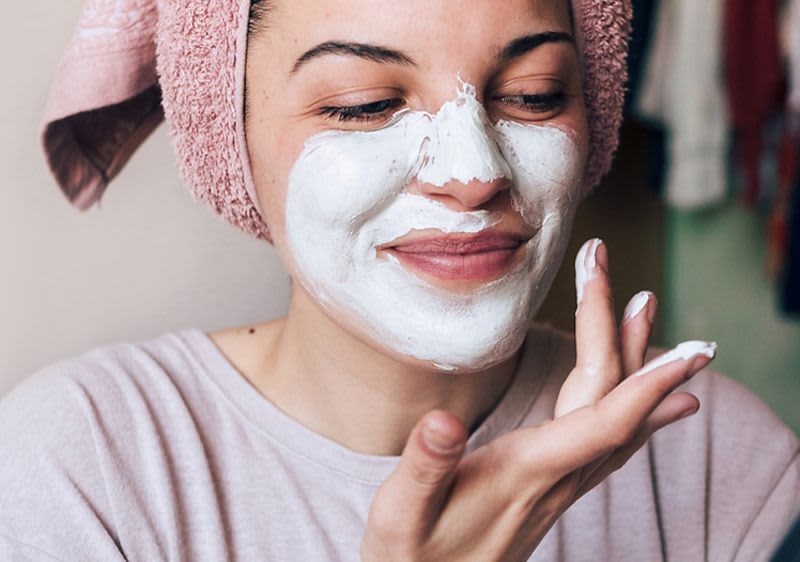 Frau mit Gesichtsmaske 