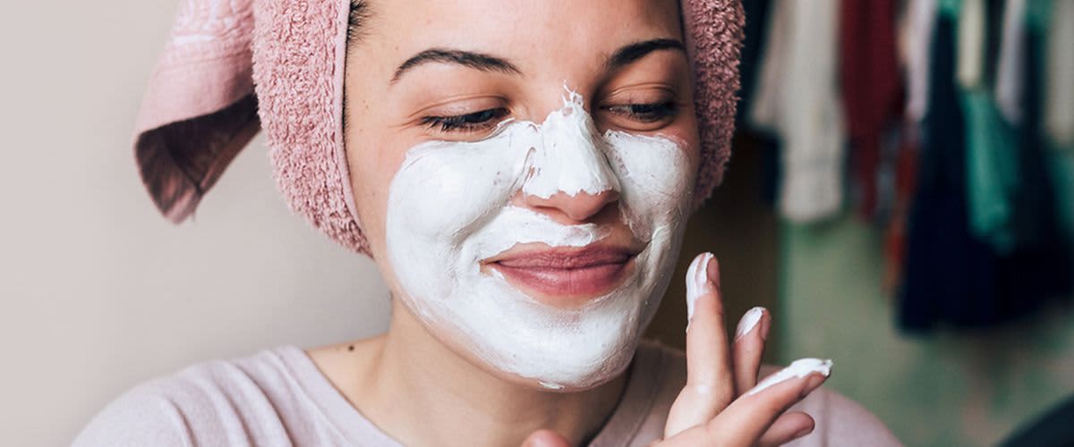 Frau mit Gesichtsmaske 