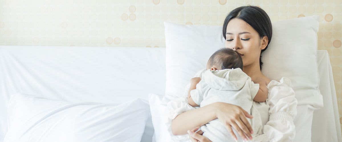 Mama kuschelt mit Baby