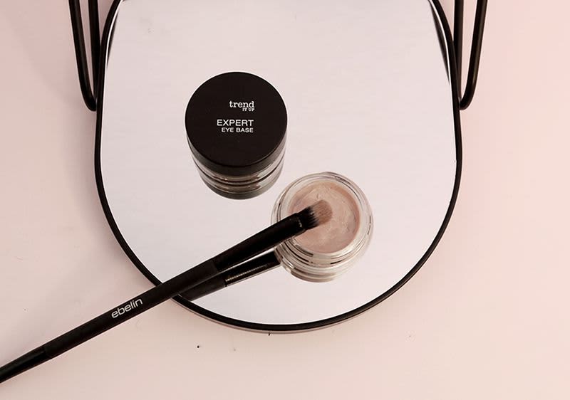 Schritt 1: Lidschatten Basis auftragen