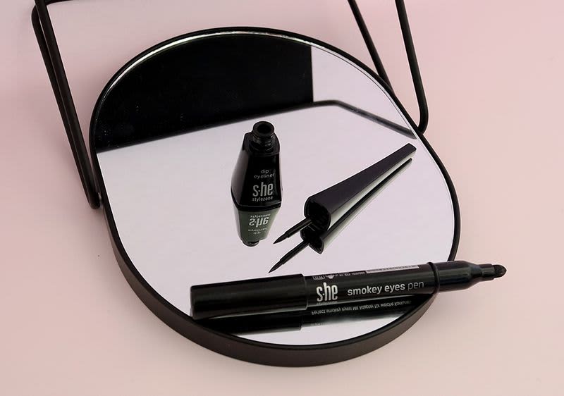 Schritt 2 & 3 Eyeliner auftragen und präzise in Form eines Wings auslaufen lassen