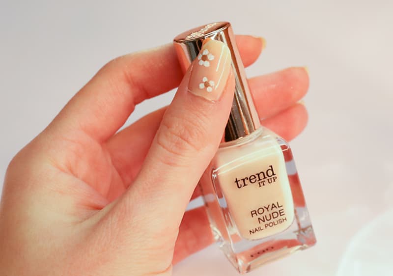 Hand mit Nagellack