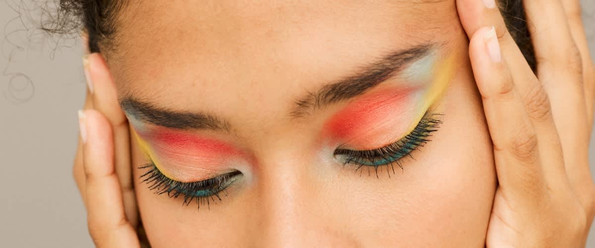 Frau mit geschminkten Augen