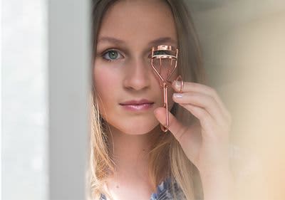 Frau mit Wimpernzange