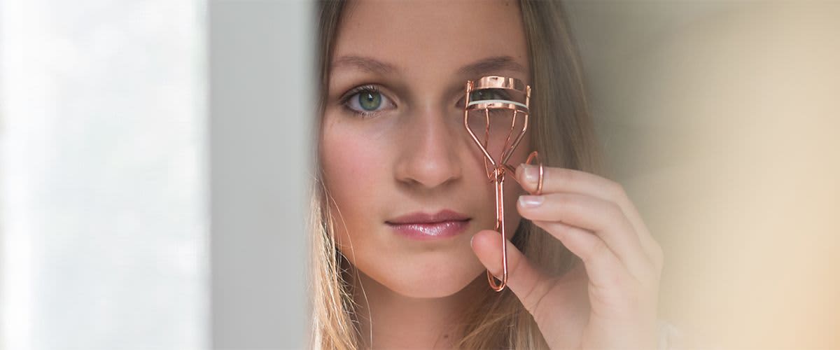 Frau mit Wimpernzange