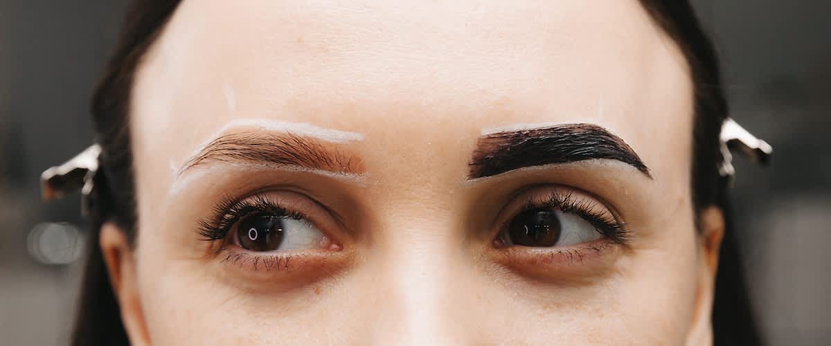 Frau mit schönen Augenbrauen