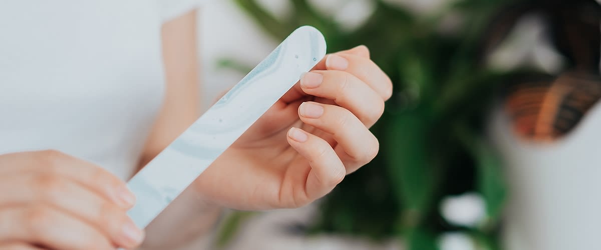 Frau feilt sich die Nägel