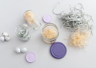 Gläser und Ostergras