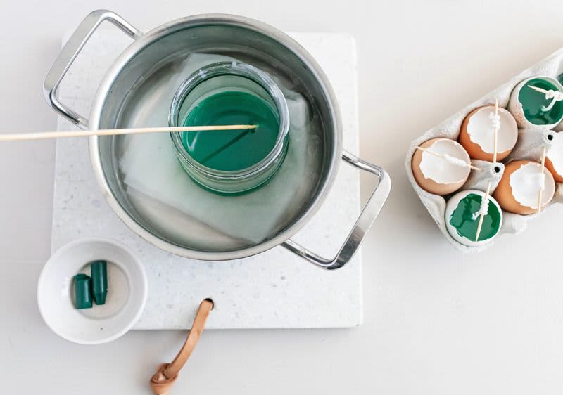 Flüssiges Wachs und Wachsmalstifte