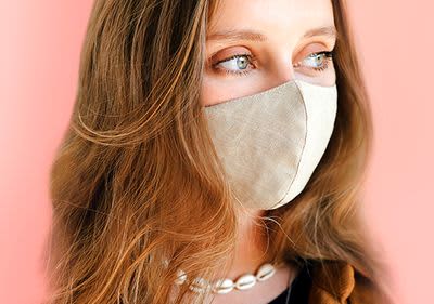 Frau mit Maske