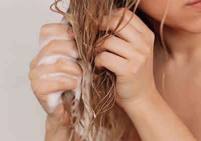 Haarpflege mit Shampoo in nassem Haar