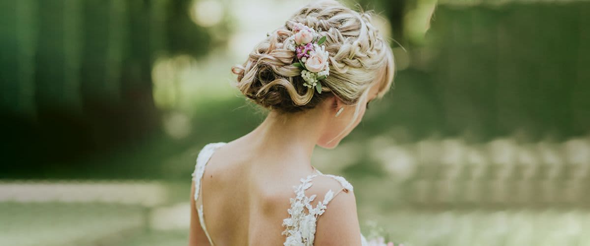 Braut mit Hochsteckfrisur und Blumen im Haar