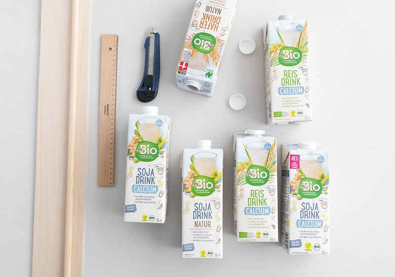 dmBio Tetrapack und Lineal und Holz