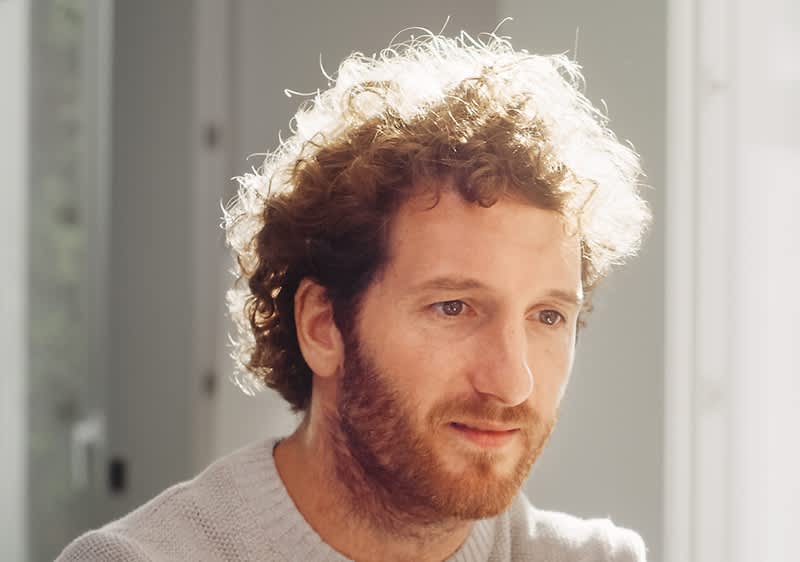Mann mit Locken