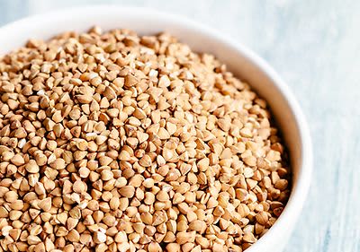 Schüssel gefüllt mit Buchweizen