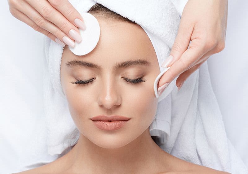 Frau bei Gesichtsbehandlung