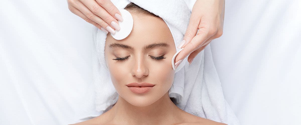 Frau bei Gesichtsbehandlung