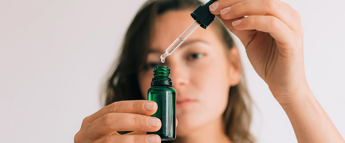 Frau mit Hanfkosmetik