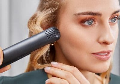 Das Haar mit einem Styling-Tool leicht wellen