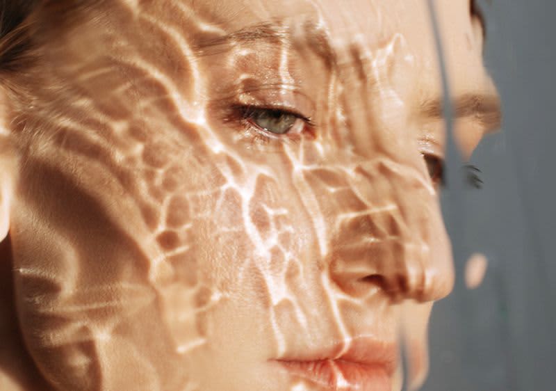 Frauengesicht im Schattenspiel