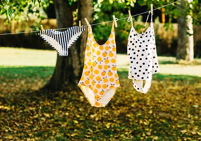 Badesachen auf Wäscheleine