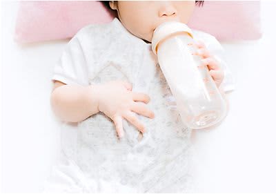 Baby mit Fläschchen