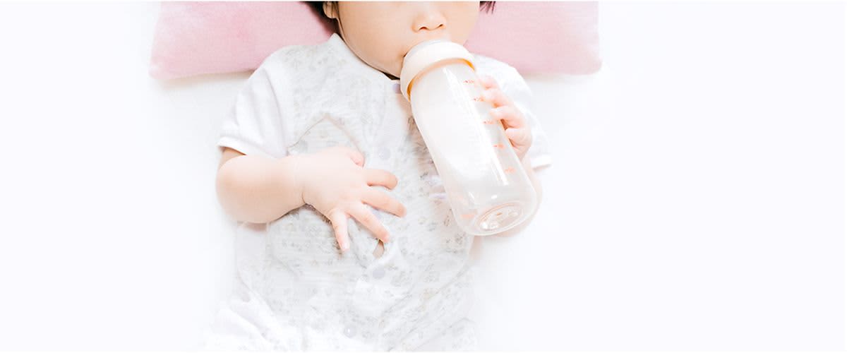 Baby mit Fläschchen