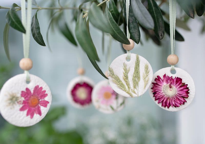 Salzteiganhänger mit getrockneten Blüten