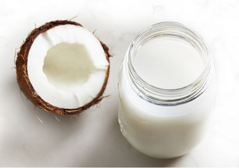 Kokosnuss & Kokosmilch im Glas