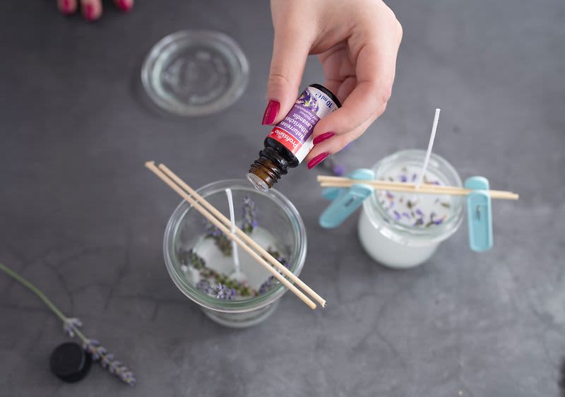 Wachs im Glas und ätherisches Lavendelöl von profissimo