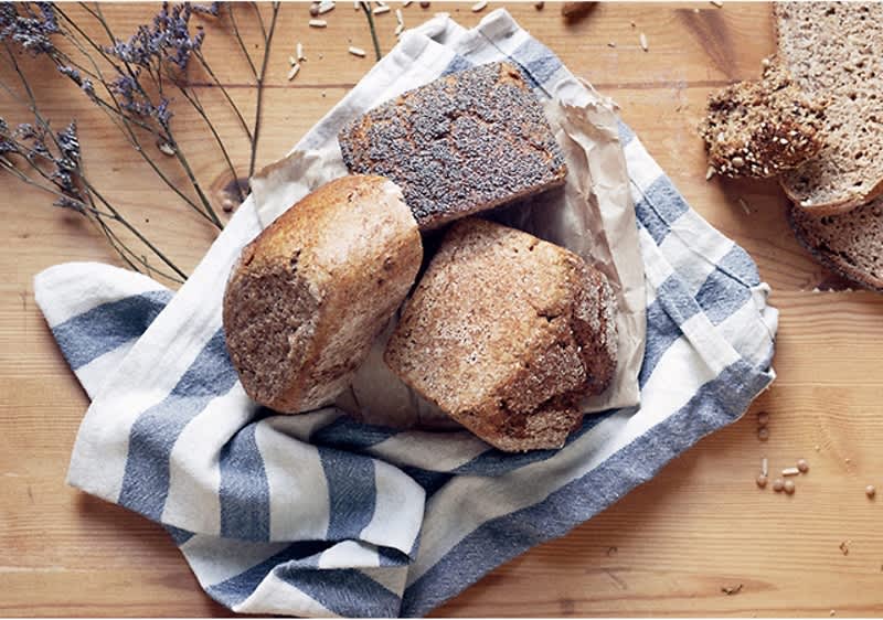 Korb gefüllt mit Dinkelbrot
