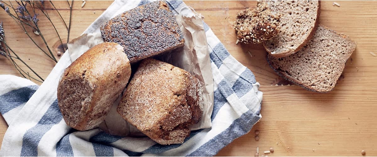 Korb gefüllt mit Dinkelbrot