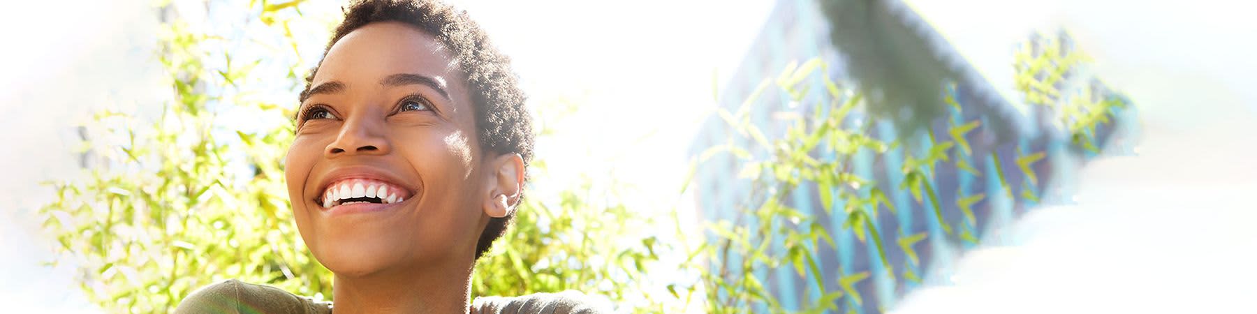 Donna sorridente con capelli corti