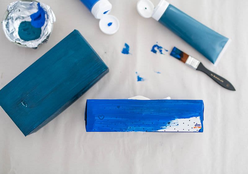 Pinsel, Farbe und Taschentuchbox