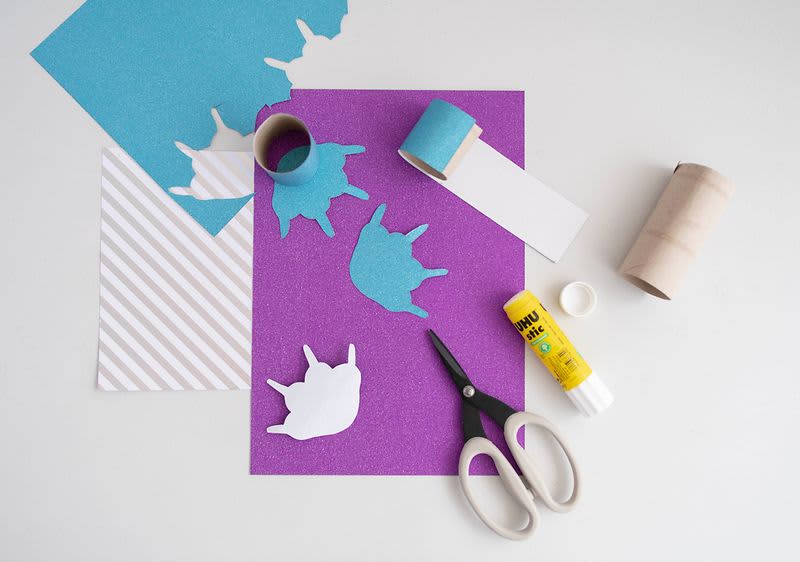 Schere, Klebstoff und Klopapierrolle